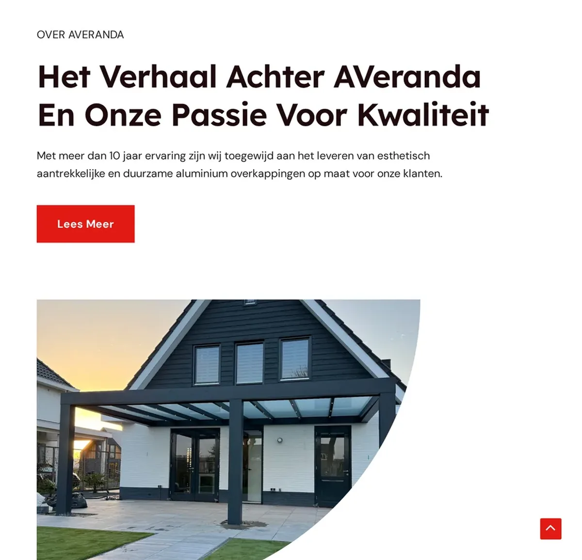 Pagina van AVeranda met de sectie over het bedrijf en een foto van een aluminium veranda tegen een woning bij zonsondergang.