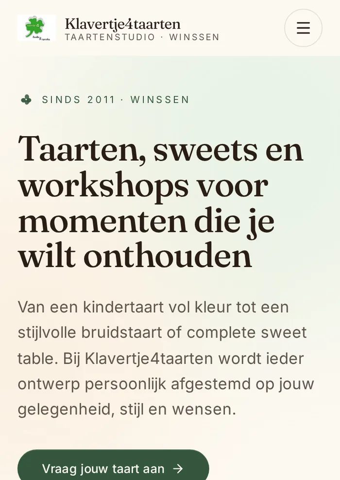 Homepage van Klavertje4taarten met een grote taartfoto, de kop over taarten, sweets en workshops en een knop om een taart aan te vragen.